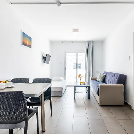 Apartment Bright, Charming, And Well-Planned Vacation Flat For Friends All Yours